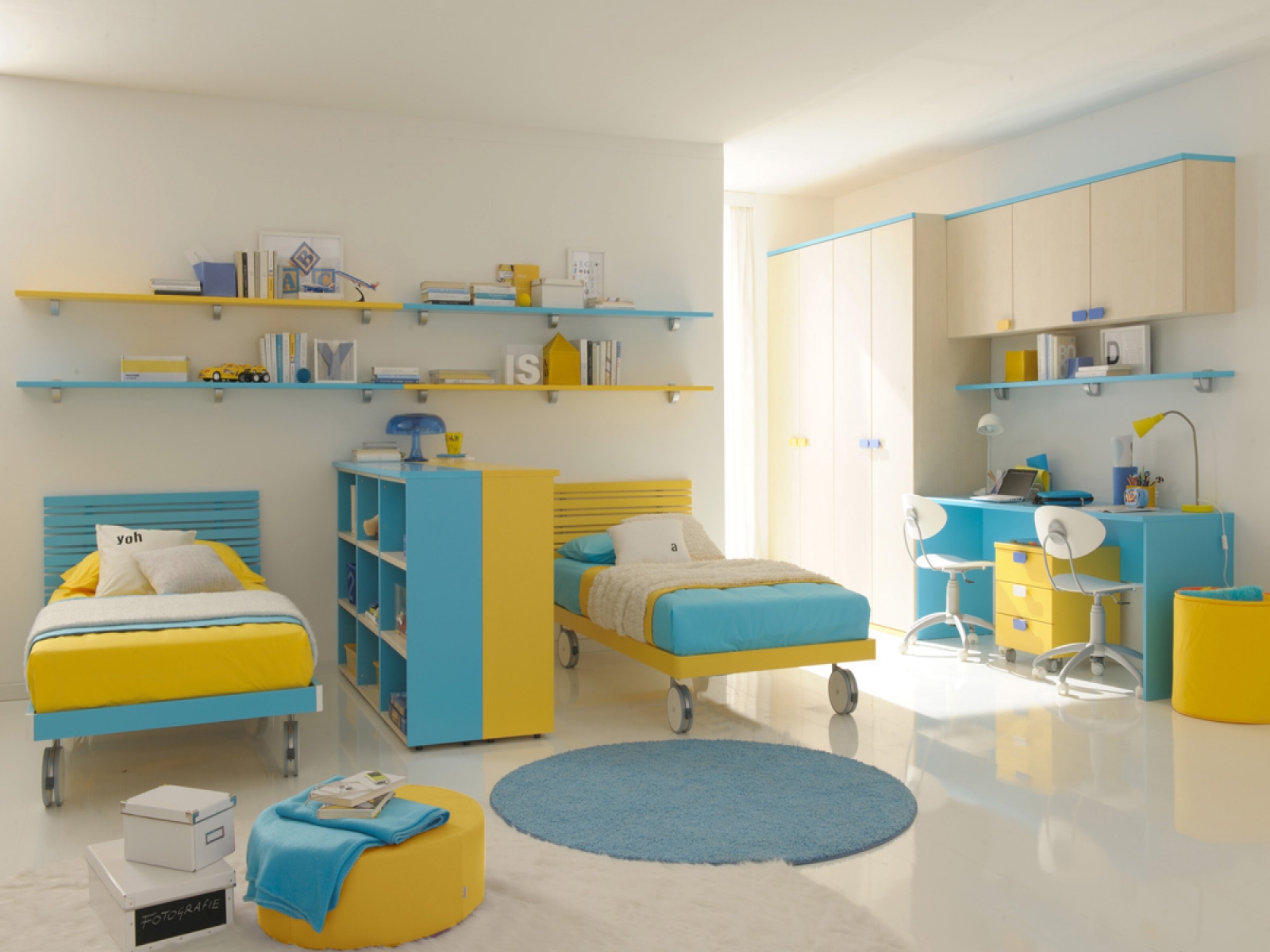 Дизайн детской комнаты для двух мальчиков с кроватью на колесиках
