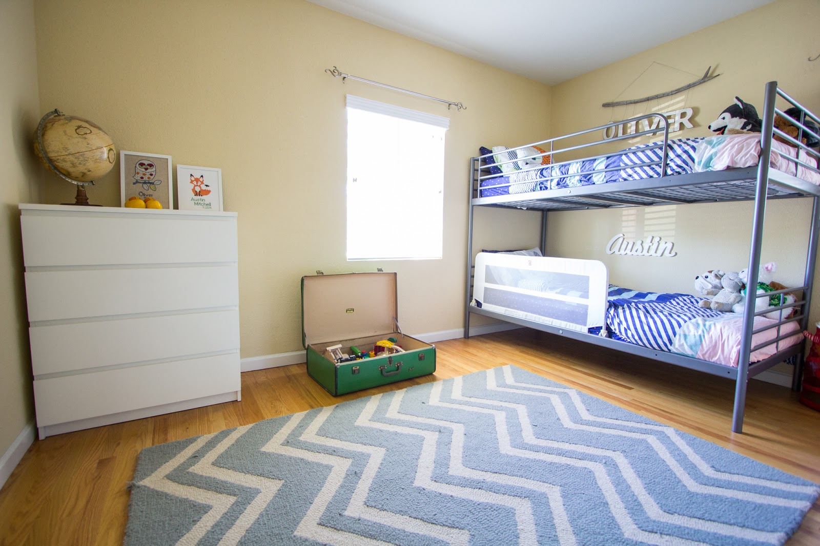Дизайн детской комнаты для двух мальчиков с ковром
