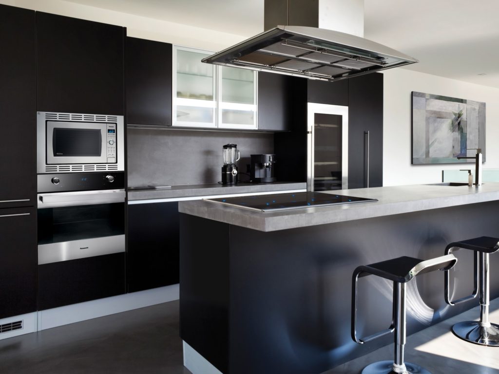Черные панели на кухне делают ее визуально меньше