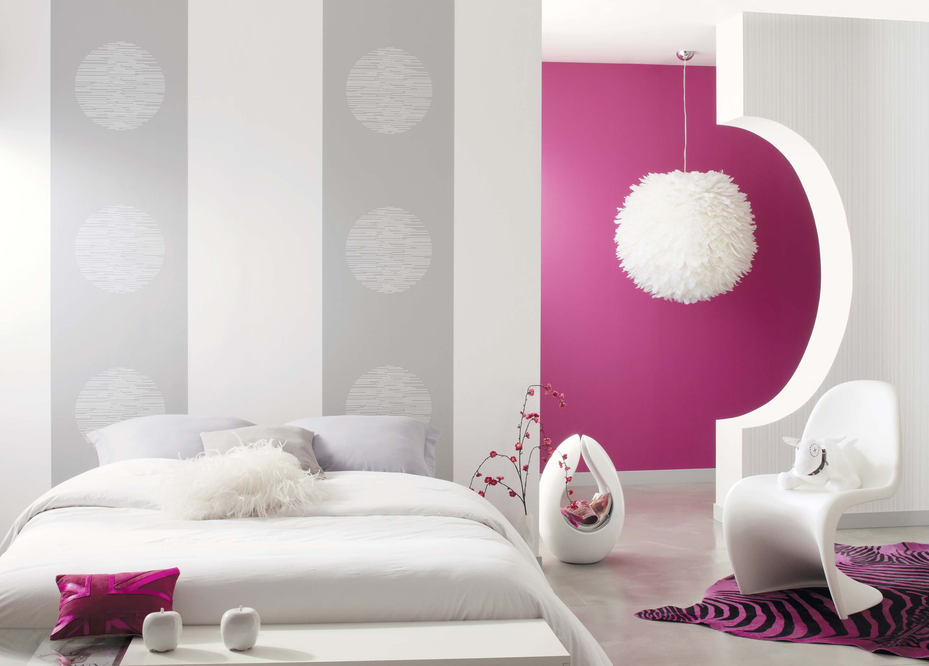 Комбинирование фиолетовых и серых обоев в спальне