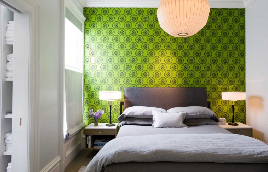 Яркие зеленые обои с принтом в белой спальне
