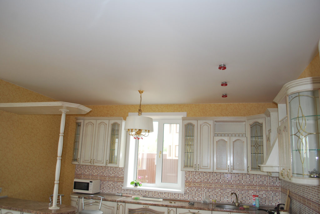 Белый матовый натяжной потолок на кухне