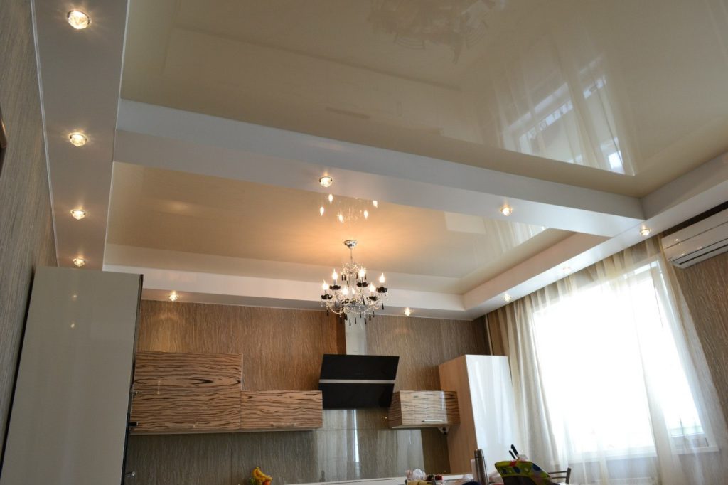 Кремово-белый глянцевый натяжной потолок на кухне