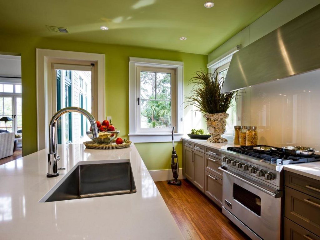 Зеленый матовый натяжной потолок на кухне