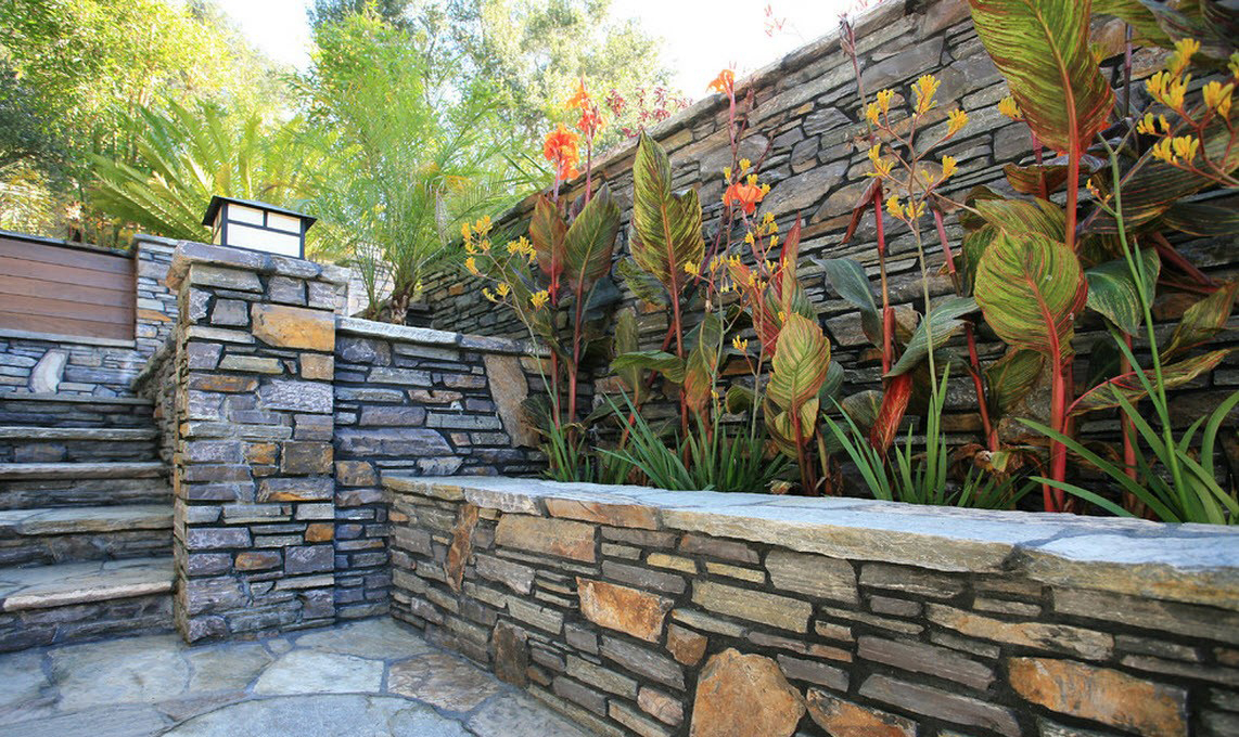 Каменная отделка и растения во дворе