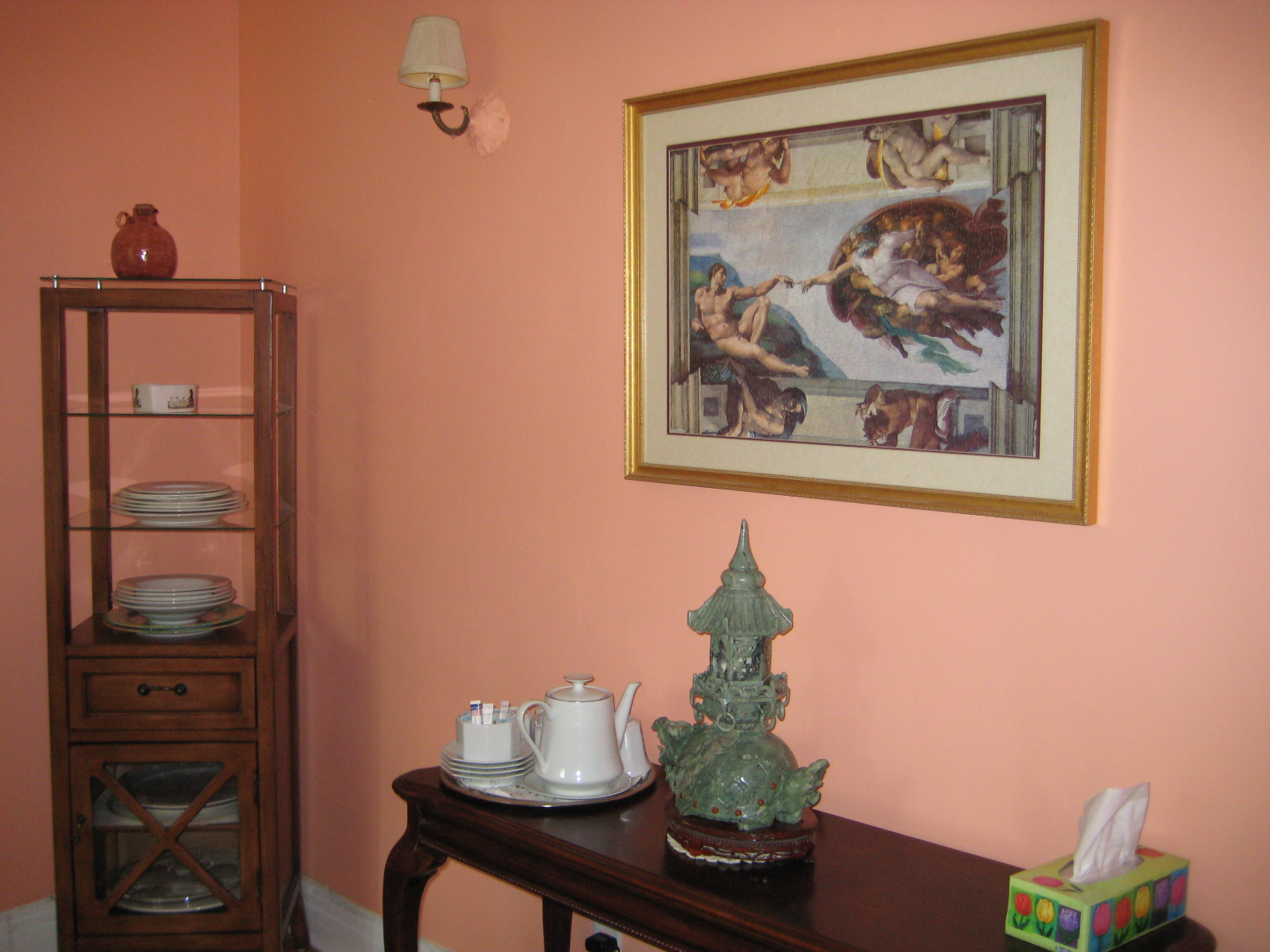 Персиковый цвет крашеной стены в интерьере
