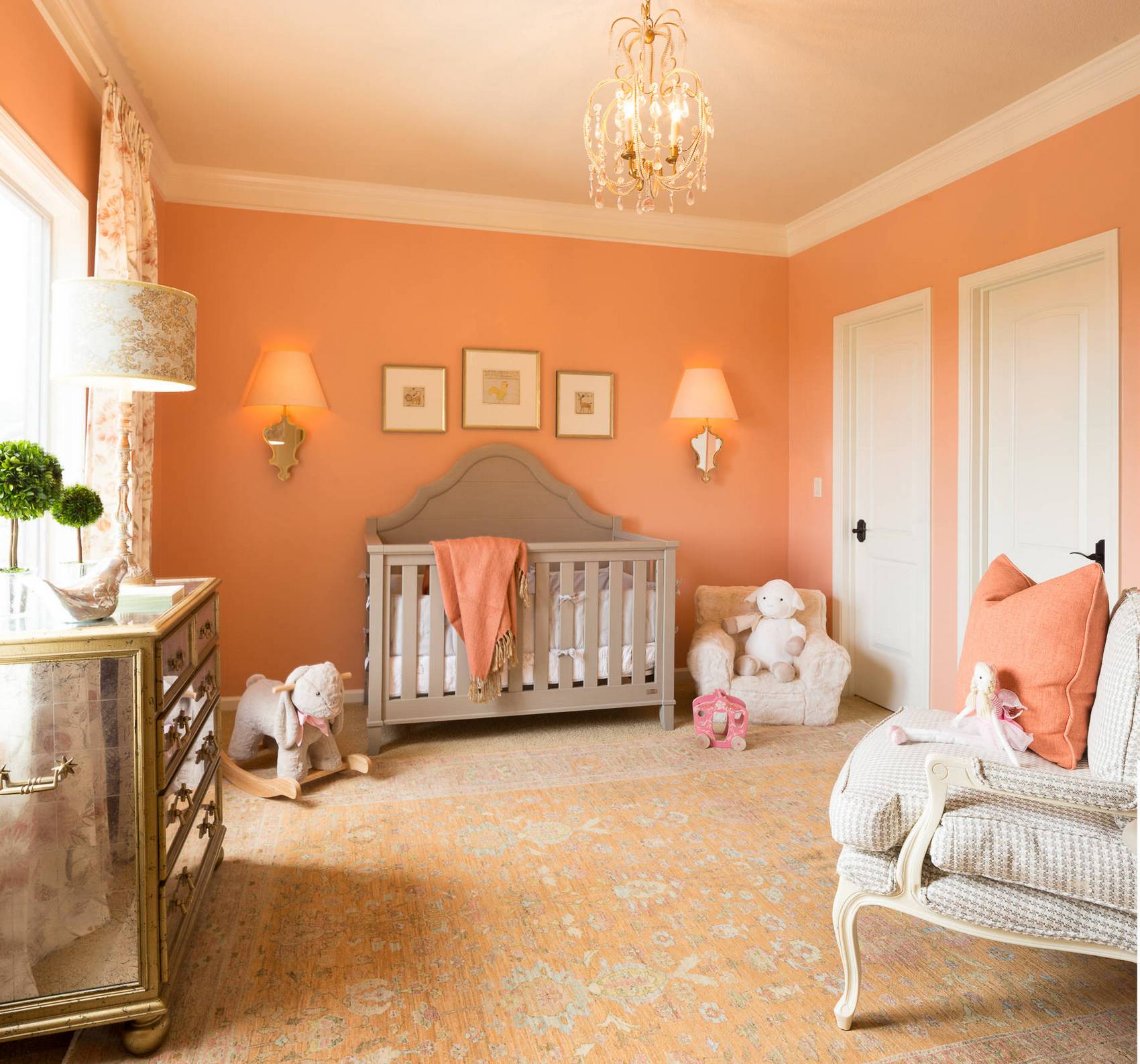Персиковый цвет в интерьере комнаты малыша
