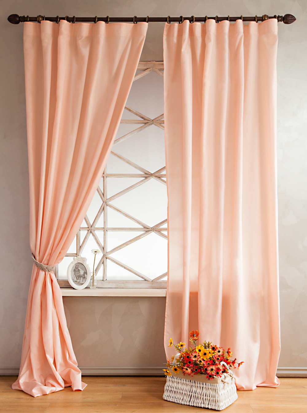Красивые персиковые шторы в интерьере