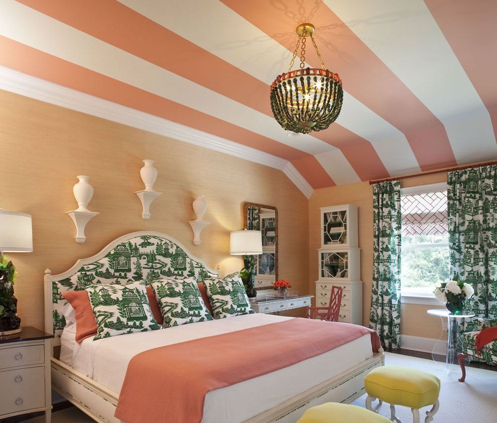 Персиковый, белый, зеленый и бежевый цвета в интерьере спальни