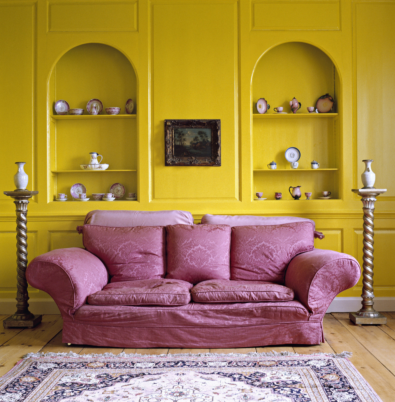 Сочетание розового и желтого в гостиной