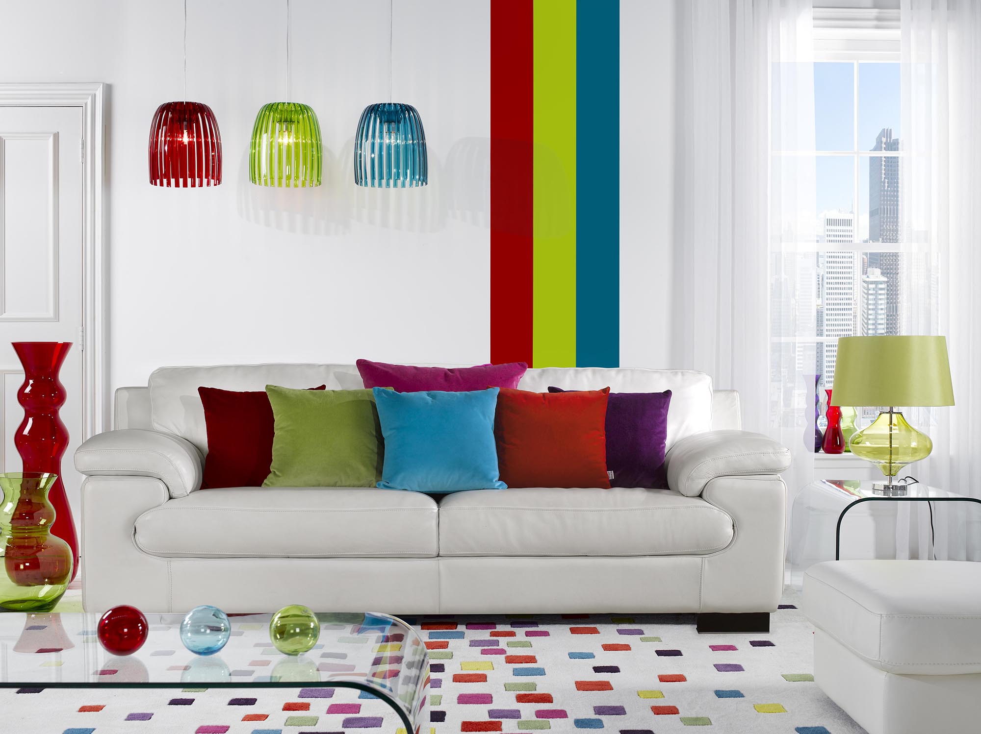 Белая гостиная с яркими цветовыми деталями
