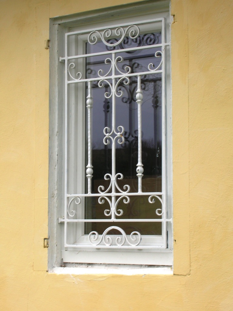 Решетка на окно художественной ковки