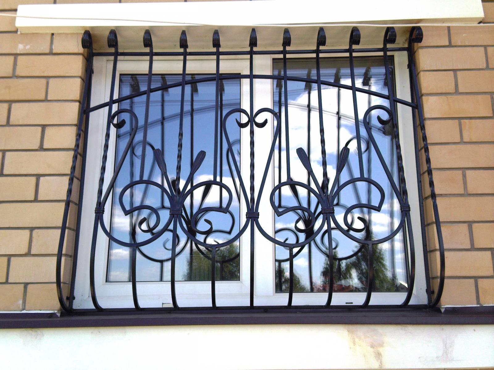 Кованая металлическая решетка на окно