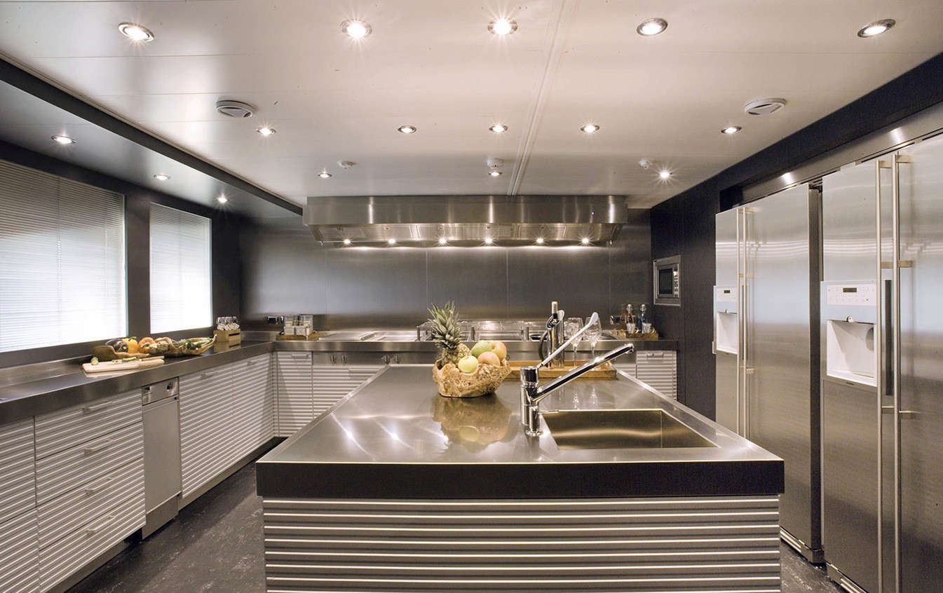 Точечные светильники в интерьере кухни в стиле хай-тек