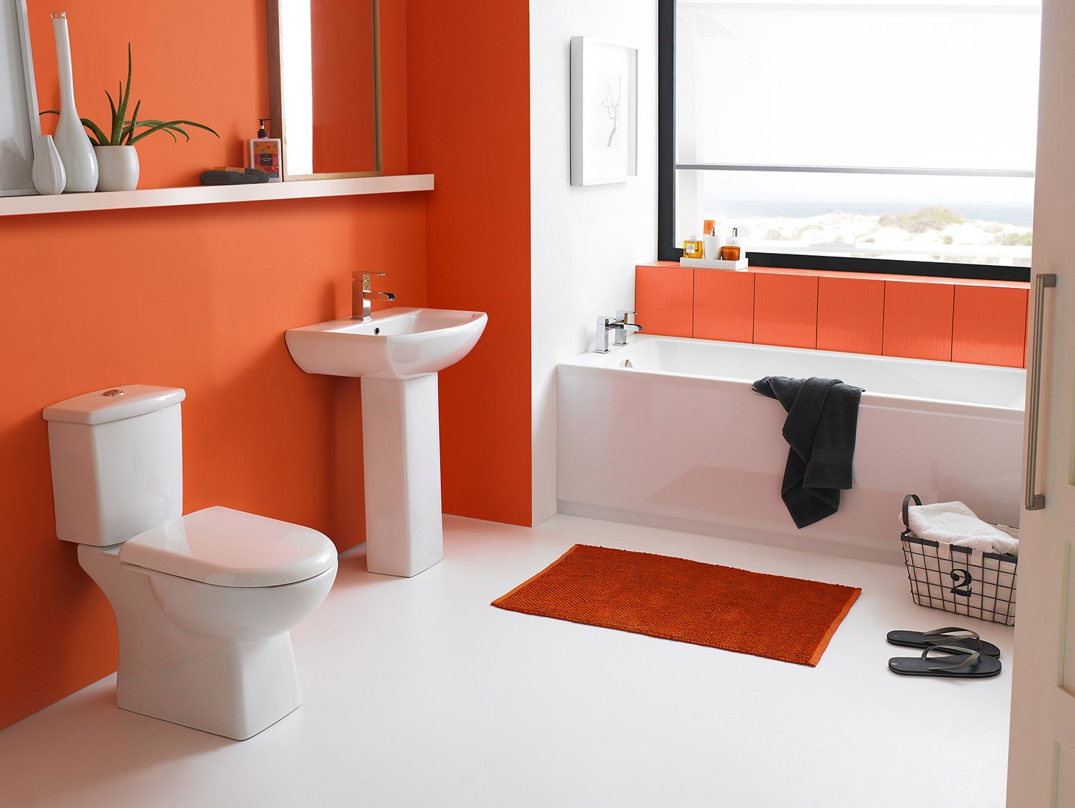 Оранжевые крашеные стены в ванной