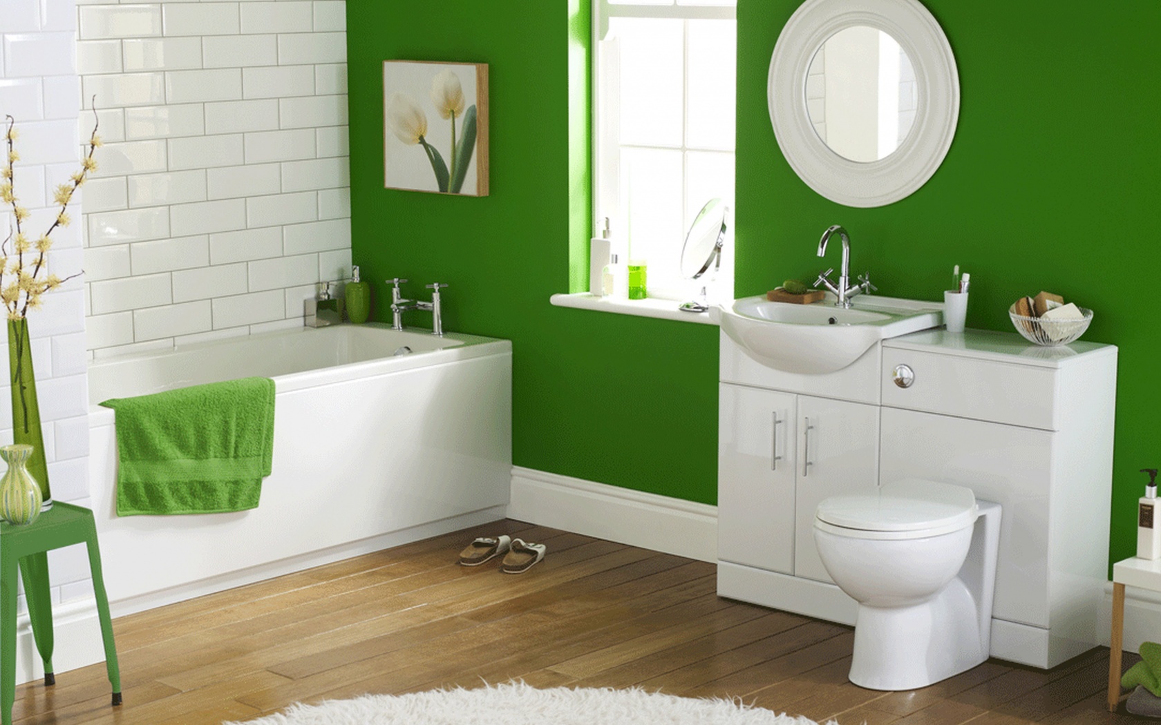 Зеленые крашеные стены в ванной