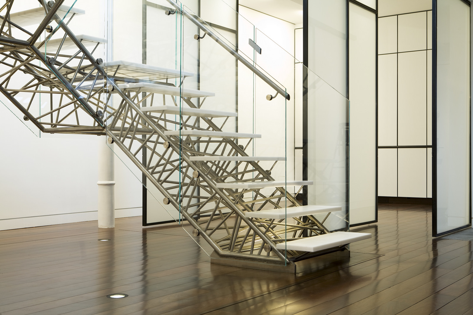 Декор из металла на каркасе лестницы