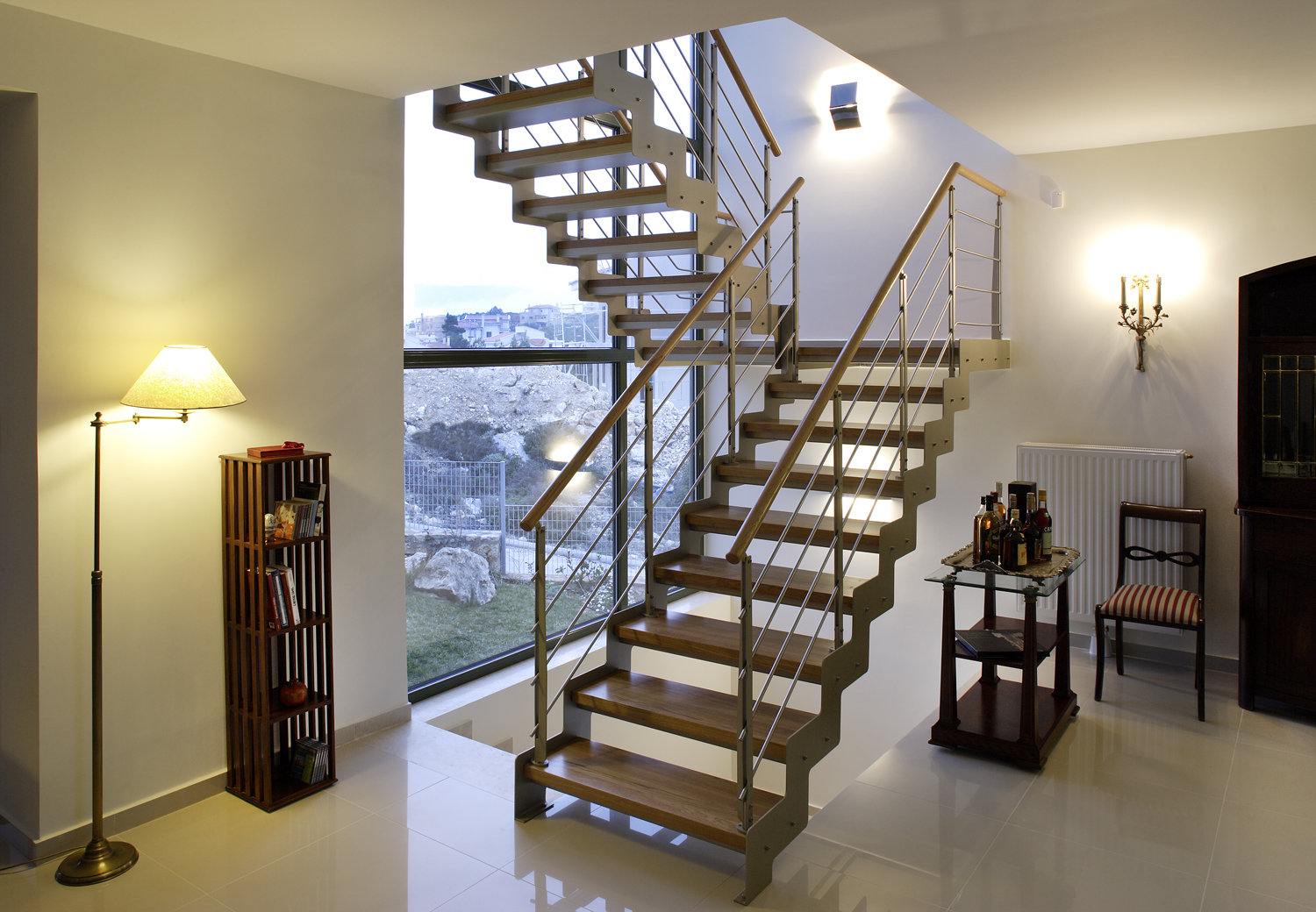 Лестница на металлическом каркасе с деревянными ступенями