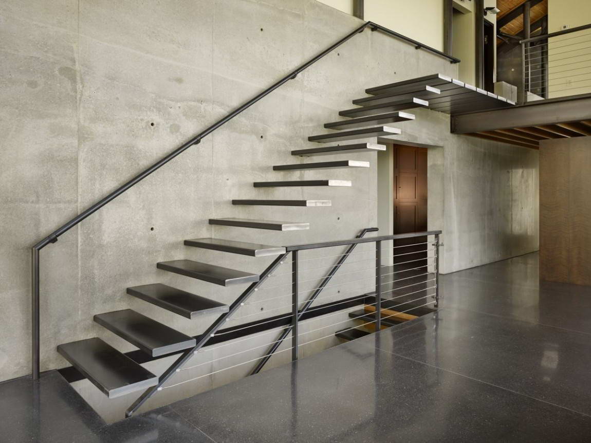 Металлическая лестница в стиле хай-тек