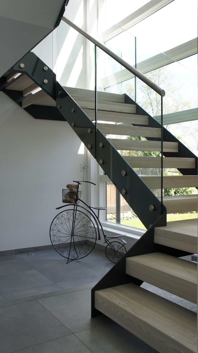 Лестница на второй этаж на металлическом каркасе с ламинированными ступеньками