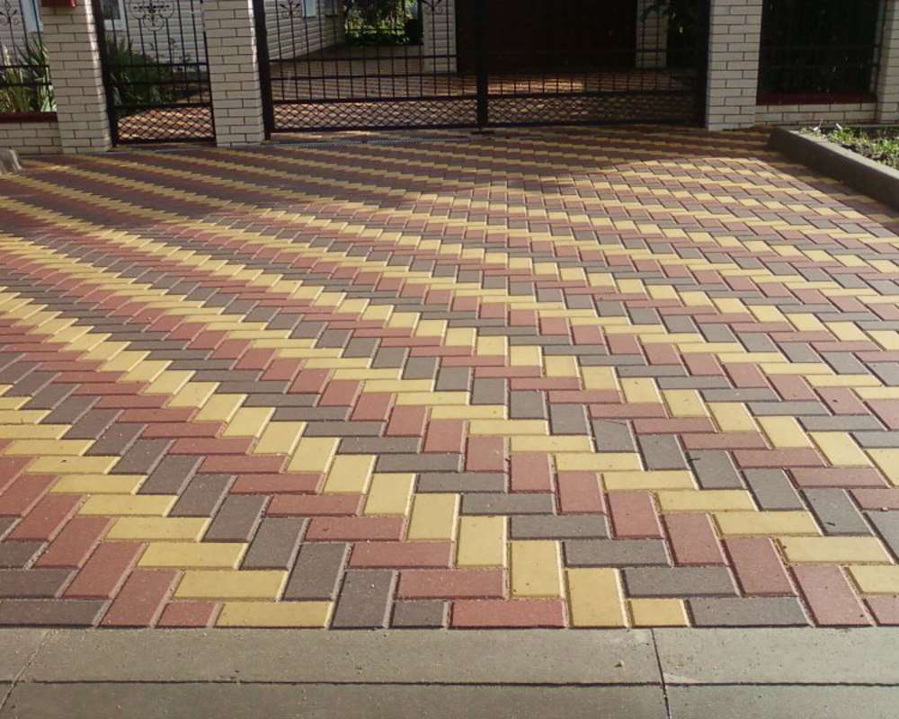Укладка тротуарной плитки геометрическим рисунком