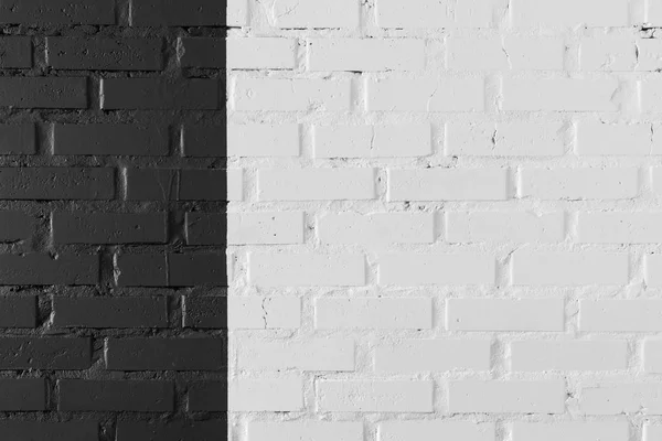 Черно-белая кирпичная стена — стоковое фото