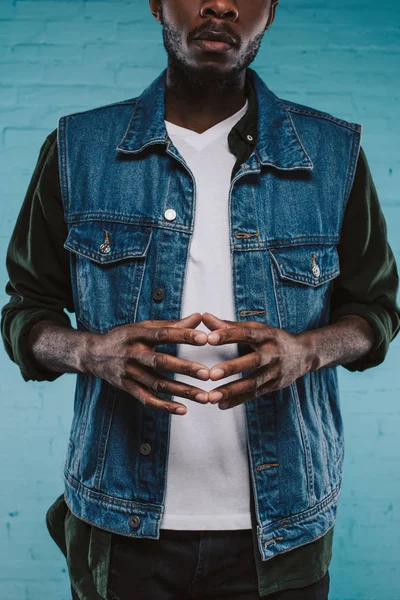 Обрезанное Выстрел Молодых Афро Американских Человек Джинсовая Куртка — стоковое фото