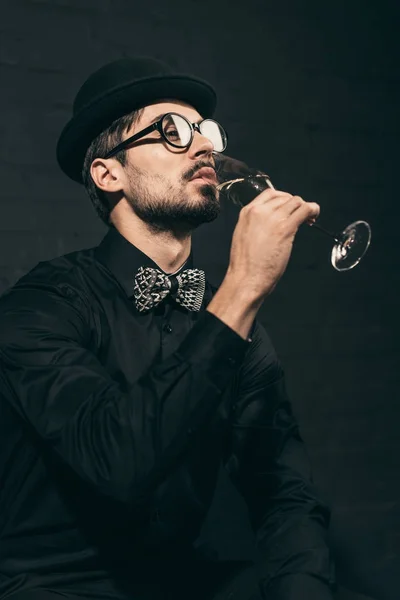 Модный человек пьет шампанское — стоковое фото