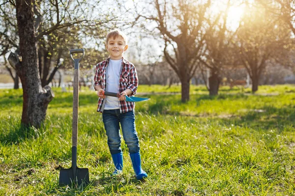 Счастливый маленький ребенок позирует для фото в саду — стоковое фото