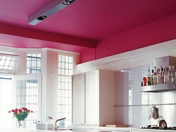 Потолок, окрашенный темно-розовой краской