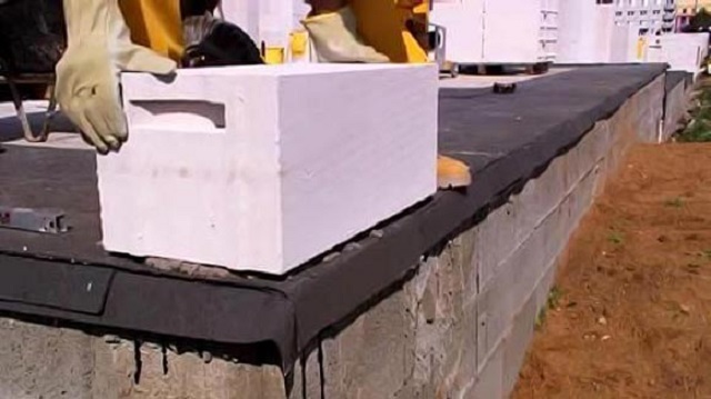 Обязательное условие при возведении любых стен – отсечная горизонтальная гидроизоляция между фундаментом и кладкой