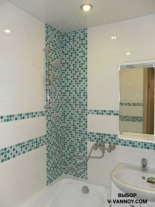 Глянцевая плитка создаёт эффект просторной ванной комнаты без туалета.
