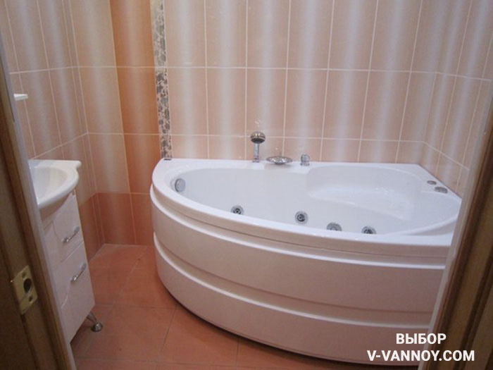 Вертикальный ориентир рисунка на плитке создает эффект высокого потолка в ванной.