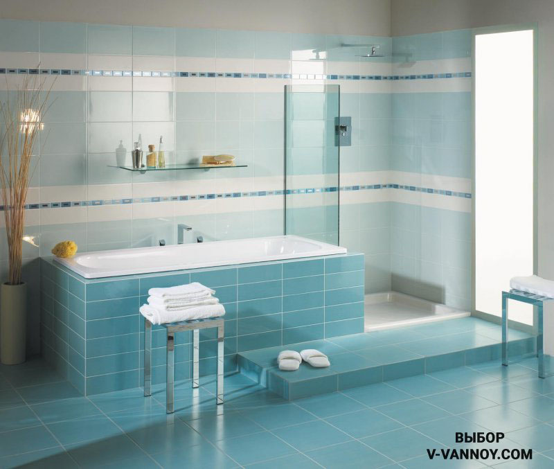 Холодный глянец создает ощущение чистоты и свежести в помещении. Горизонтальное деление стен выглядит интересно и объединяет зоны ванной и душевой в один функциональный блок.