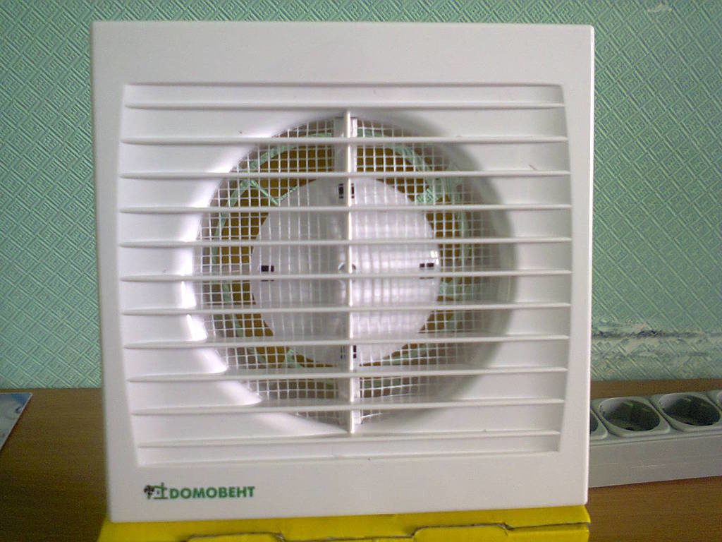 Вытяжной вентилятор с сеткой