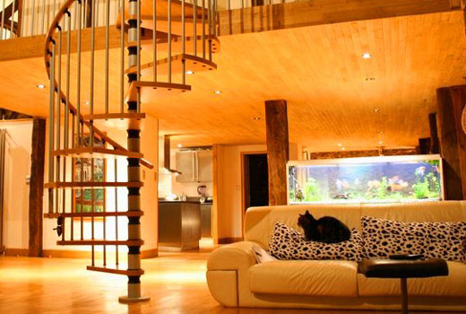 Просторная гостиная деревянного дома 