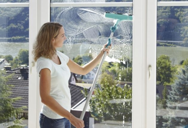 Чтобы окна не запотевали, поможет обработка стекол специальными растворами