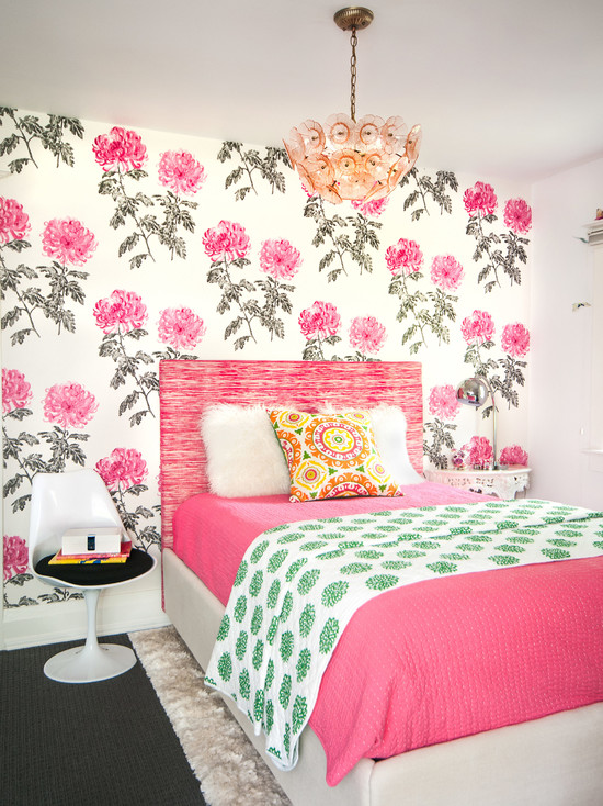 Комната девочки-подростка с крупными цветами на обоях и розовым постельным бельём